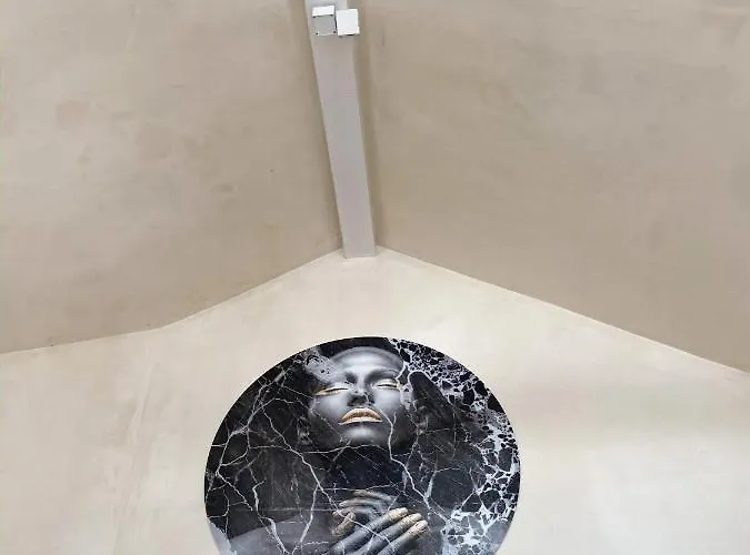 Penthouse Von Loftalive Lollar